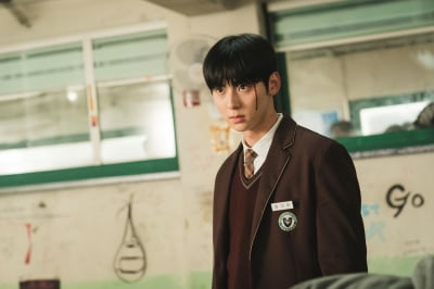 황민현, 머리에 피 줄줄…학폭에 주먹으로 맞섰다('스터디그룹')