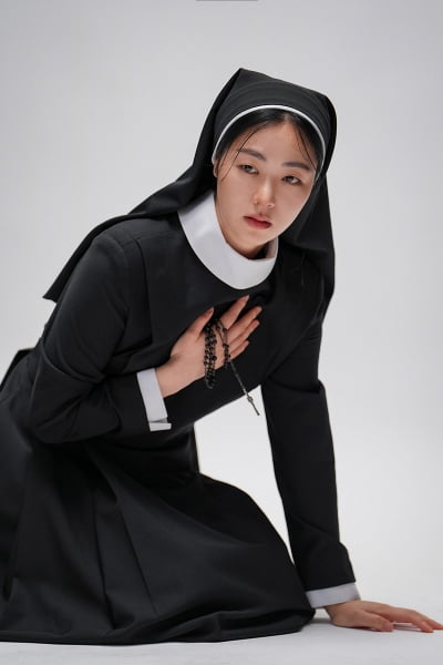 천하의 송혜교가 부러워한 미모…전여빈, 진짜 수녀님인줄('검은수녀들')