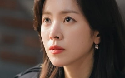 한지민, ♥이준혁 미모에 반했다…한껏 신경쓰며 "얼굴 염탐 중" ('나완비')