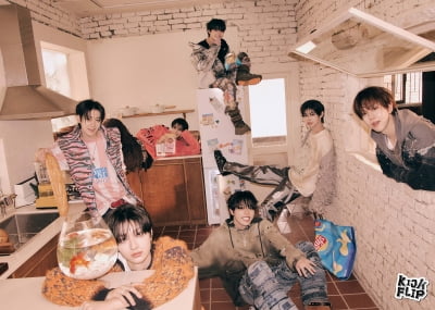 JYP 차기 효자 예약…킥플립, 데뷔 앨범 선주문 30만 장 돌파