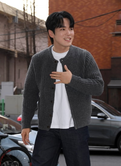 김정현, 매력적인 인사...남성미 넘치는 외모(다리미 패밀리 종방연)[TEN포토+]