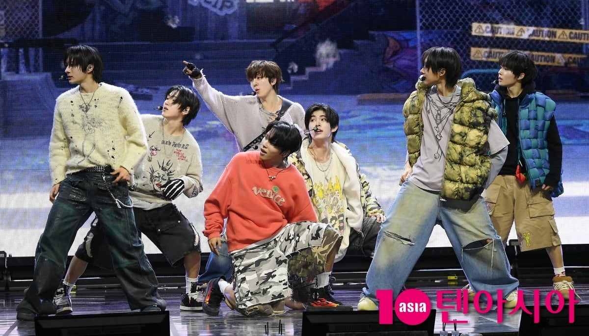 'JYP 신인' 킥플립, 남돌 하이틴 틀 깨부쉈다…청량 대신 가사로 승부 [TEN뮤직]