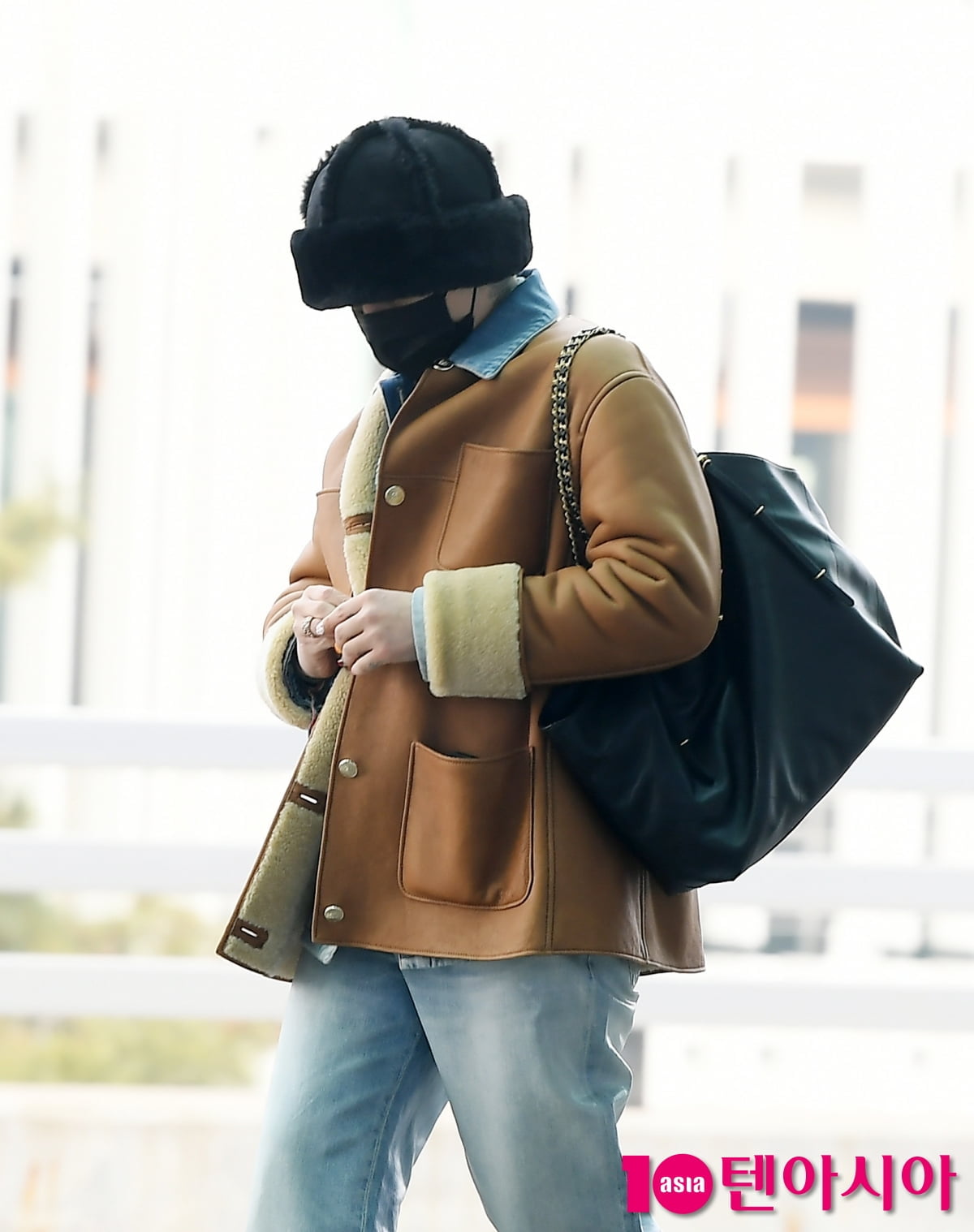 마스크가 옥의 티…지드래곤, 셔츠 안에 넥타이 매고 프랑스 출국
