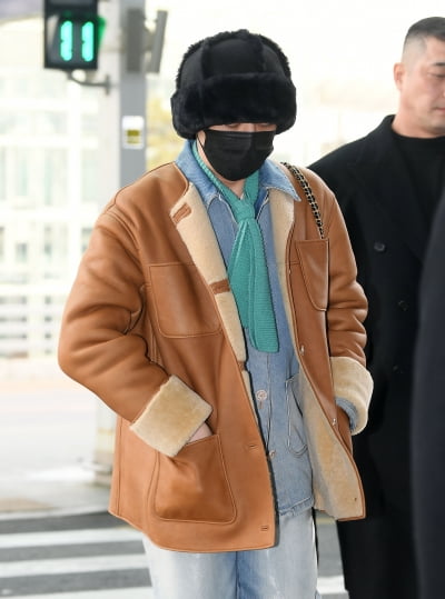 마스크가 옥의 티…지드래곤, 셔츠 안에 넥타이 매고 프랑스 출국