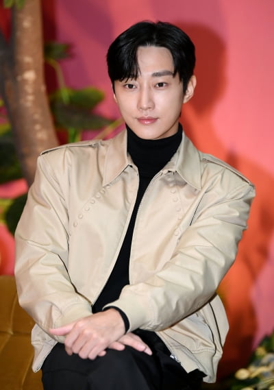 이진욱, '오겜' 인맥 캐스팅이었나…진영 "황동혁 감독, 오징어게임 전부터 얘기해줬는데" ('수상한 그녀')[인터뷰 ③]