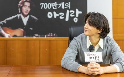 '한지민♥' 최정훈, 인기 폭발했다…"명함만 5개 받아" ('700만개의 아리랑')