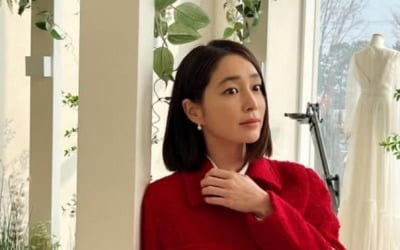 '♥이병헌' 이민정, 하나도 안 변했네…레드룩에 칼단발도 찰떡 소화