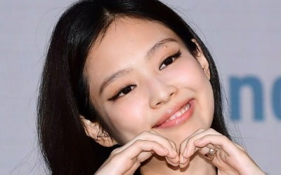 제니, 불교 놓더니 19금 들고 왔다…'Love Hangover' 뮤비는 상큼→가사는 앙큼 [TEN뮤직]