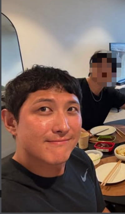 '지연과 이혼' 황재균, 한국 떠났다…럭셔리 호텔서 술 파티