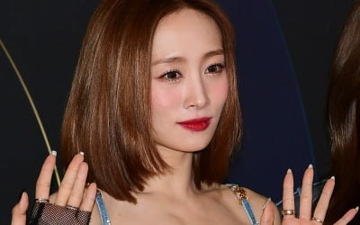 카라 니콜, 김재중 품에 안겼다 [공식]