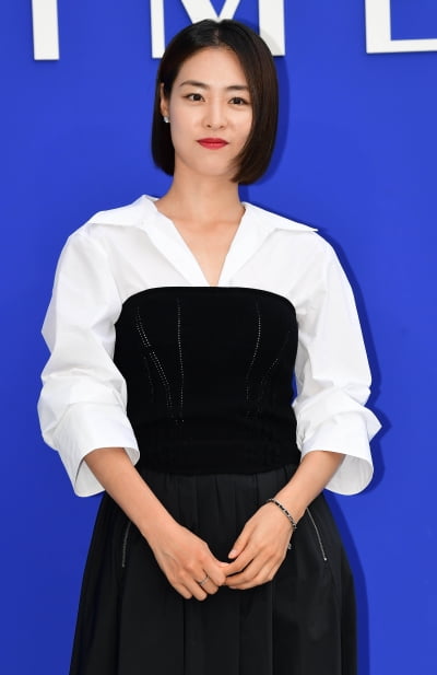 Actress Lee Yeon-hee Stuns with Postpartum Fitness and Returns to Stage