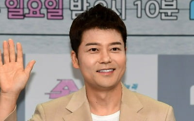 '47세' 전현무도 푹 빠졌다…중국 셀럽, 인형 같은 비주얼 공개('톡파원')