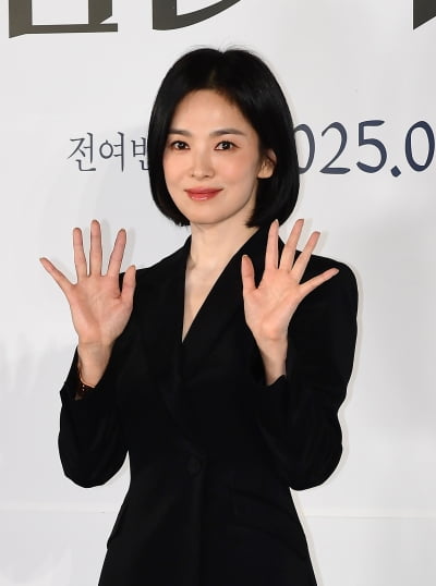 송혜교, 또 희소식…'검은 수녀들' 손익분기점 돌파→인도네시아 100만 달성