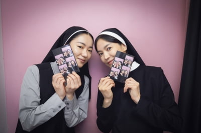 송혜교·전여빈, 그렇게 티격태격하더니 '연출'이었네…인생네컷 같이 찍는 사이('검은 수녀들')