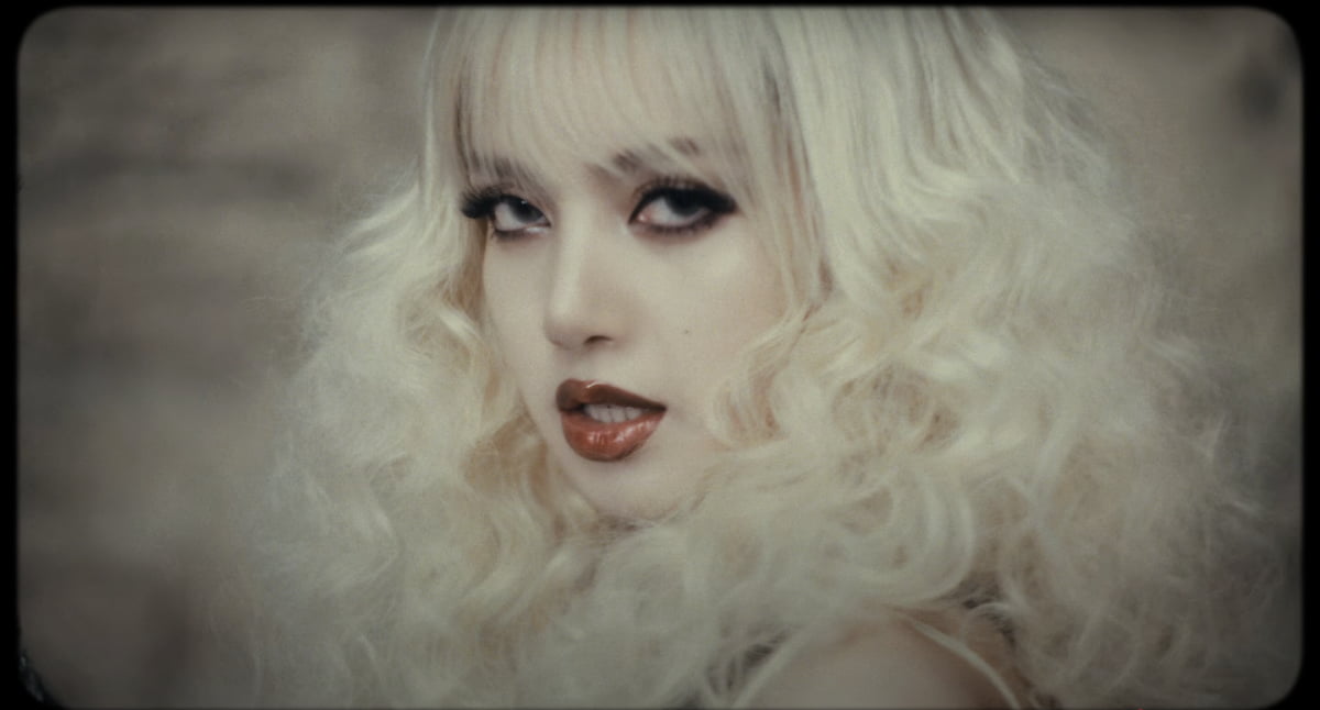 사진=그룹 블랙핑크 리사 'Born Again' 뮤직비디오 캡처