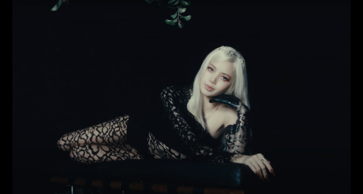 사진=그룹 블랙핑크 리사 'Born Again' 뮤직비디오 캡처