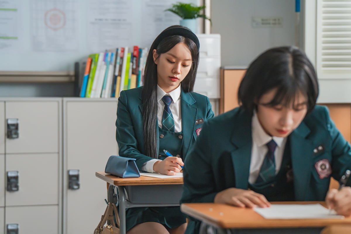 이혜리, 학교 가는데 460만원짜리 M사 명품백…머리띠도 74만원('선의의 경쟁')