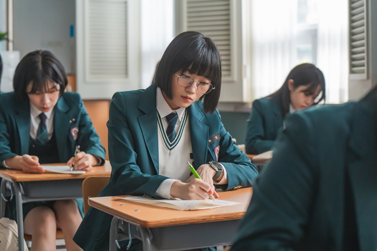 이혜리, 학교 가는데 460만원짜리 M사 명품백…머리띠도 74만원('선의의 경쟁')