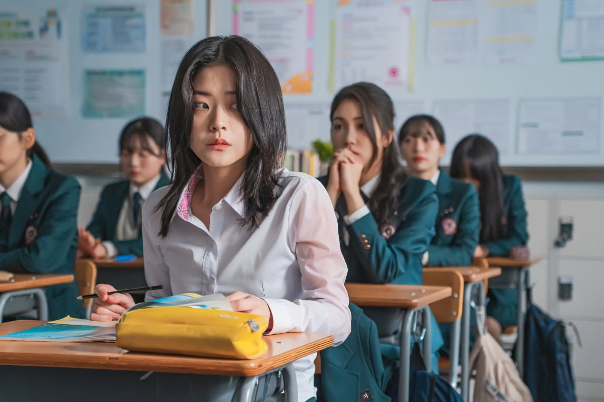 이혜리, 학교 가는데 460만원짜리 M사 명품백…머리띠도 74만원('선의의 경쟁')