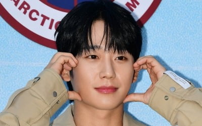 [공식] 정해인, '5살 연하' 하영과 ♥핑크빛 터질까…"'이런 엿같은 사랑' 제안받고 검토 중"