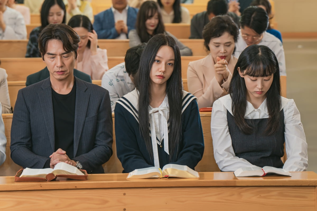 '상위 1% 삶' 이혜리, 끈소매 입고 교회 예배 가더니…일탈 포착됐다('선의의 경쟁')