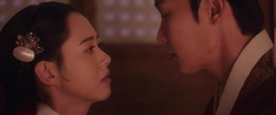 티빙 또 19금인데…고아라, ♥장률과 핑크빛 터졌다 "나는 그대가 궁금합니다" ('춘화연애담')