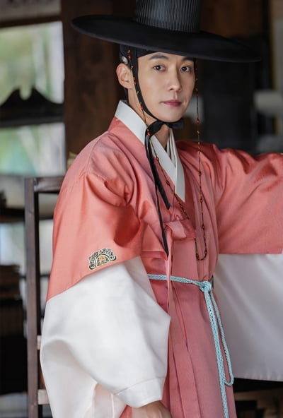 고아라와 ♥핑크빛 터진 이유 이거였나…'177cm' 장률, 곱상한 꽃미모 자랑 ('춘화연애담')