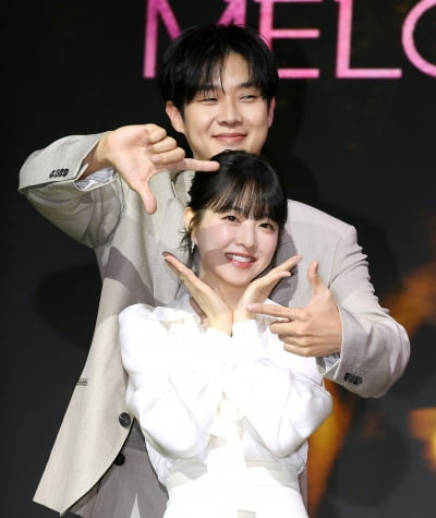 [종합] 기자들이 앉을 자리도 없어…테이블 2줄 급히 배치, 벌써 뜨거운 '멜로무비'