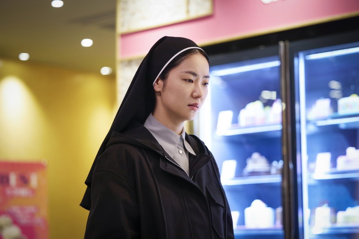 송혜교·전여빈, 스크린 찢었다('검은 수녀들')