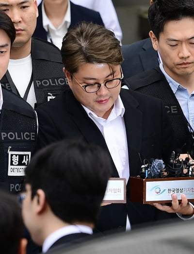 목발 짚고 나온 김호중, 술타기 혐의 전면 부인→대리 자수도 소속사 대표 탓 [TEN이슈]