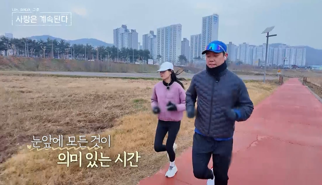 [종합] 결별설 터졌는데…22기 옥순♥경수, 진짜 가족 됐다 "여친으로 안 보여" ('나솔사계')
