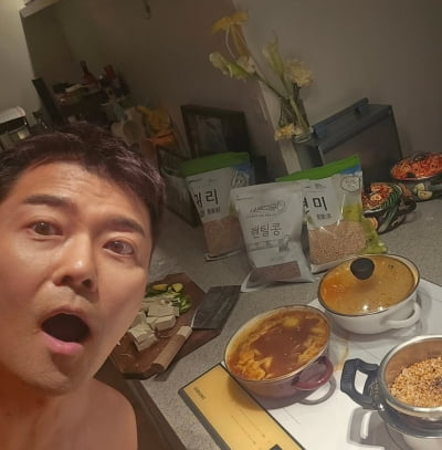 전현무, 집에서 이러고 있어?…상반신 노출에 "으악"