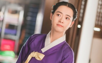 '35세' 고아라, 장률과 ♥핑크빛 불거졌다…입 맞추고 하룻밤 보내('춘화연애담')