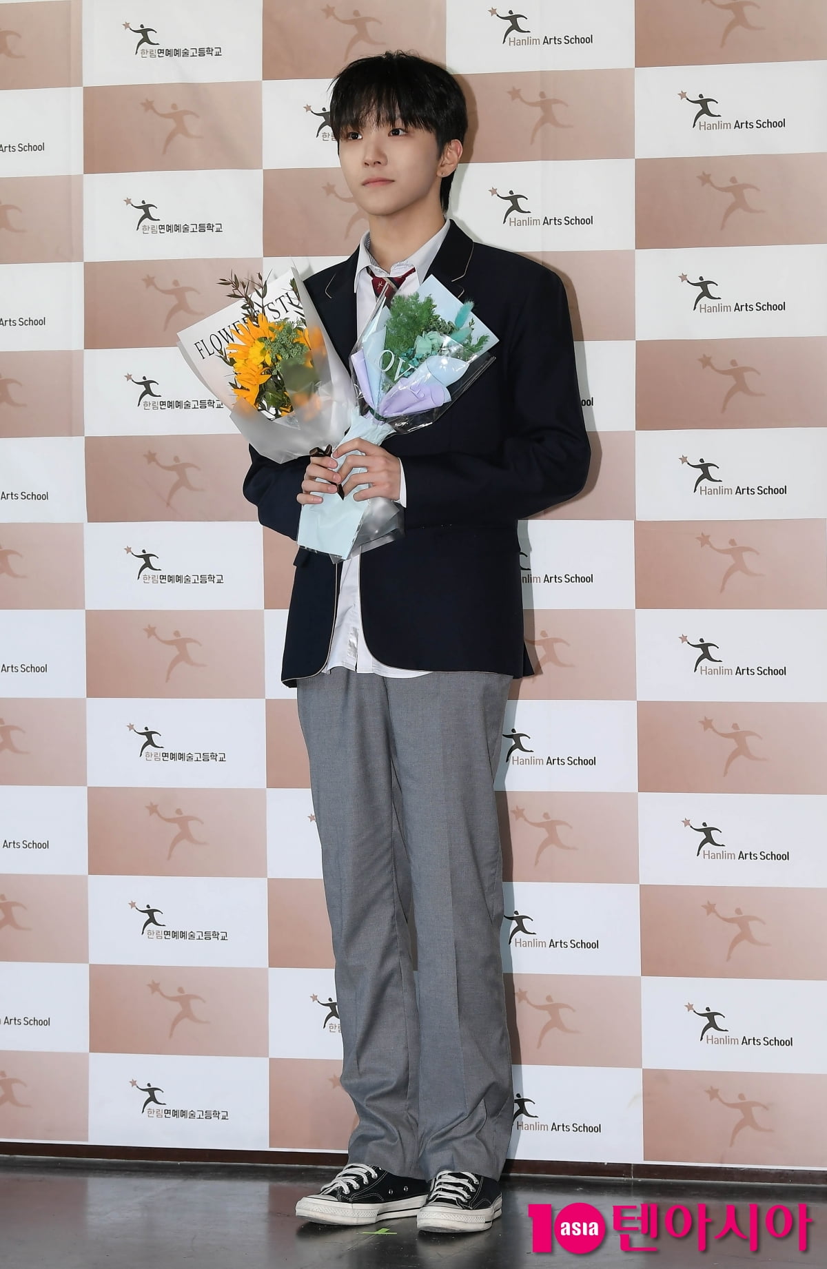 보이넥스트도어 김운학, 고등학교 친구들 졸업 축하해[TEN포토+]