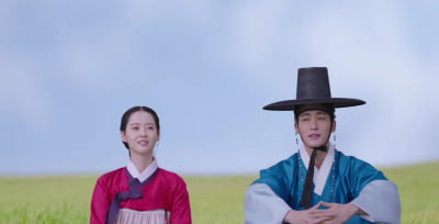 고아라, 최환과 ♥핑크빛 맞았다…하룻밤 보내고 묘한 기류에 스킨십까지 ('춘화연애담')