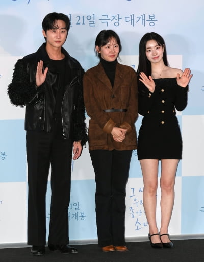 TWICEダヒョン - ジニョン - チョ・ヒョンヨン監督、卒業アルバムのような映画を楽しみましょう