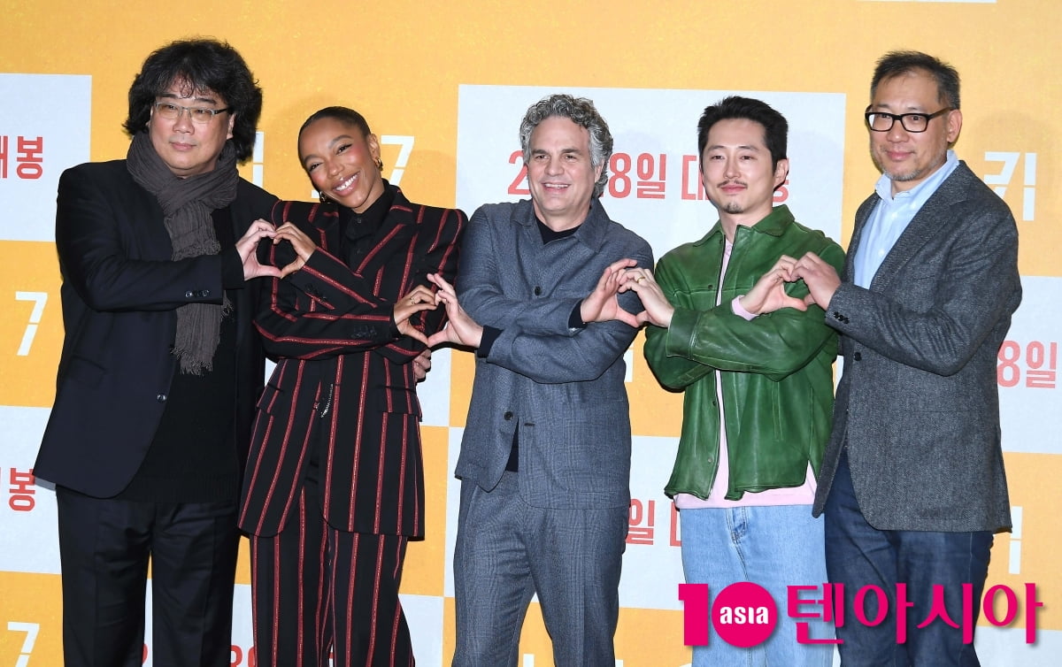 봉준호 감독-나오미 애키-스티븐 연-마크 러팔로-최두호 프로듀서, 미키 17 주역들 한자리에[TEN포토+]