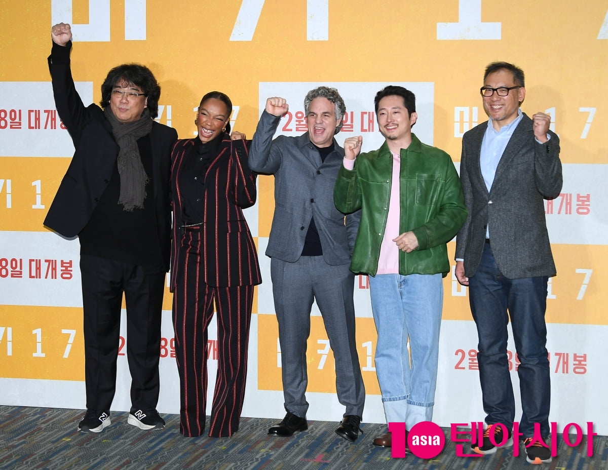 봉준호 감독-나오미 애키-스티븐 연-마크 러팔로-최두호 프로듀서, 미키 17 주역들 한자리에[TEN포토+]
