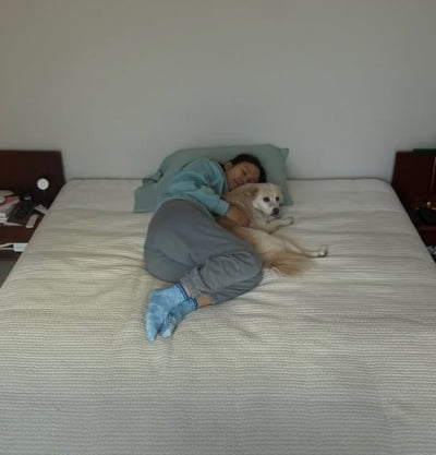 '이상순♥' 이효리, 잘 때 이불 안 덮나…침대 위 쪼그린 채 '쿨쿨'