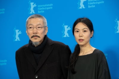 ホン・サンス監督、妊娠中の恋人キム・ミニなしでベルリン国際映画祭のレッドカーペットに登場