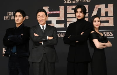 新ドラマ『宝島』制作発表会にパク・ヒョンシク、ホ・ジュノ、イ・ヘヨン、ホン・ファヨンが登場
