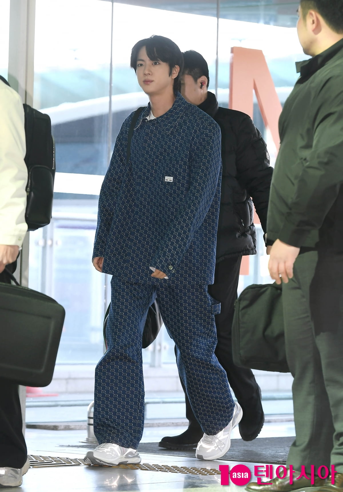 BTS 진, 만찢남의 출국...오늘도 멋짐[TEN포토+]