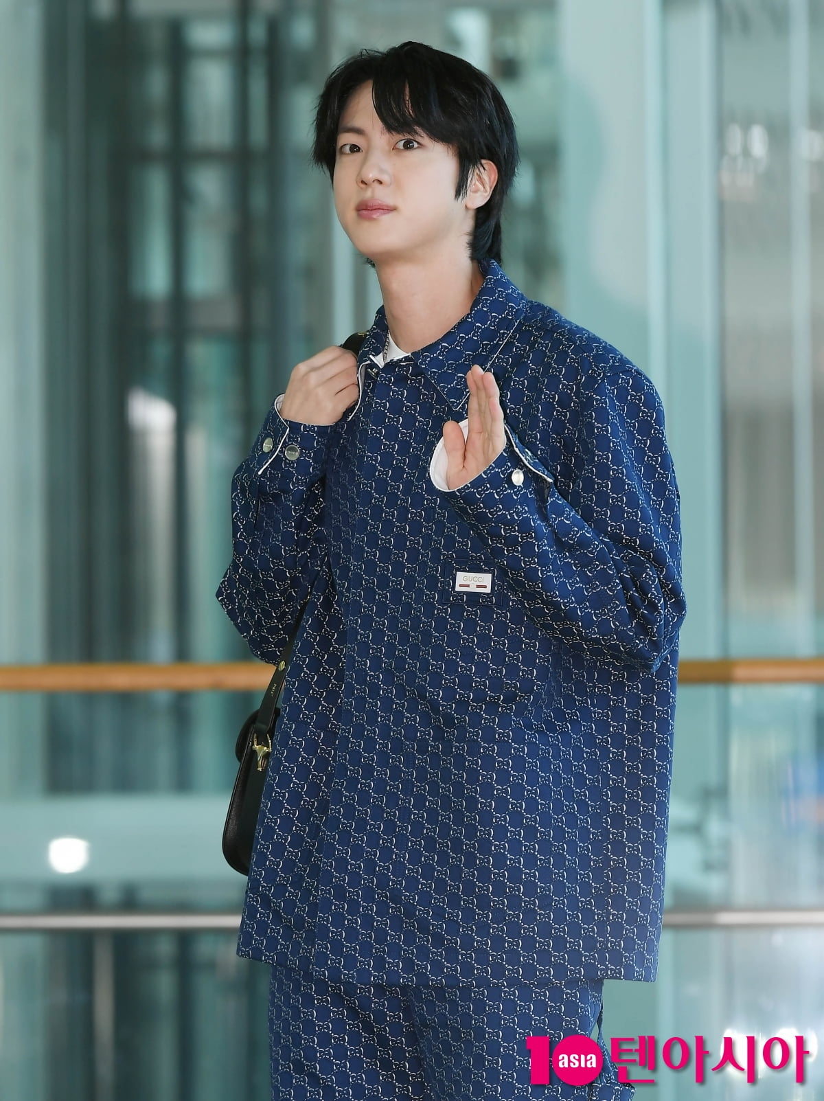 BTS 진, 만찢남의 출국...오늘도 멋짐[TEN포토+]