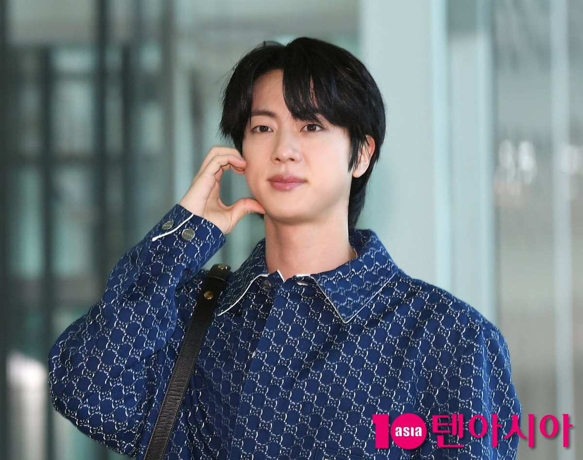 BTS 진, 만찢남의 출국...오늘도 멋짐[TEN포토+]