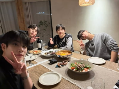 아스트로, 故문빈 부재에도 끈끈…멤버 다 모였다