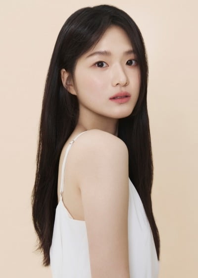 "김혜윤과 똑 닮았네"…신민아·김우빈 손잡은 신예 여배우, 시크함과 청순미 겸비