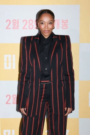 '미키 17' 기자간담회 참석한 나오미 애키의 맥퀸 수트룩 화제