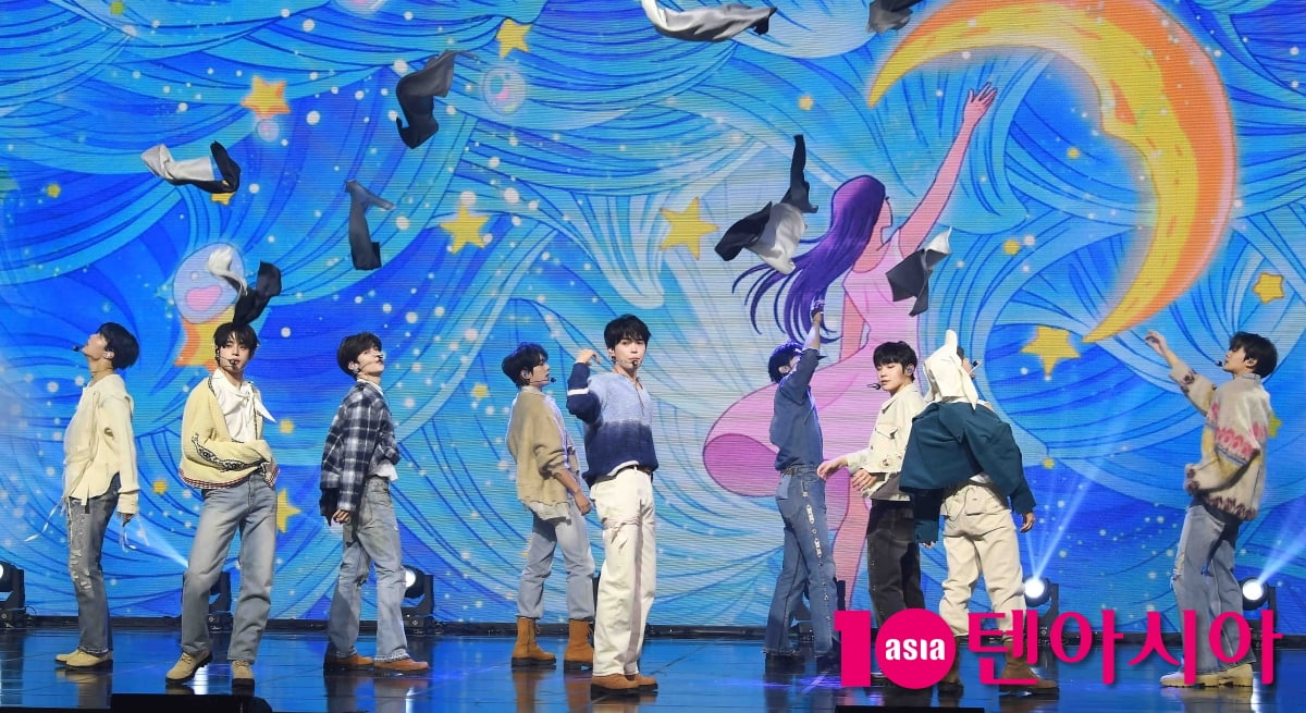제로베이스원, 타이틀곡 '블루'의 화려한 무대[TEN포토+]