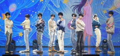 제로베이스원, 타이틀곡 '블루'의 화려한 무대[TEN포토+]
