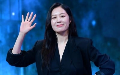 [종합] 한국 사회가 페미니스트 만들었다더니…문소리 "여자 지켜준다는 워딩 맘에 안 들어" ('짠한형')
